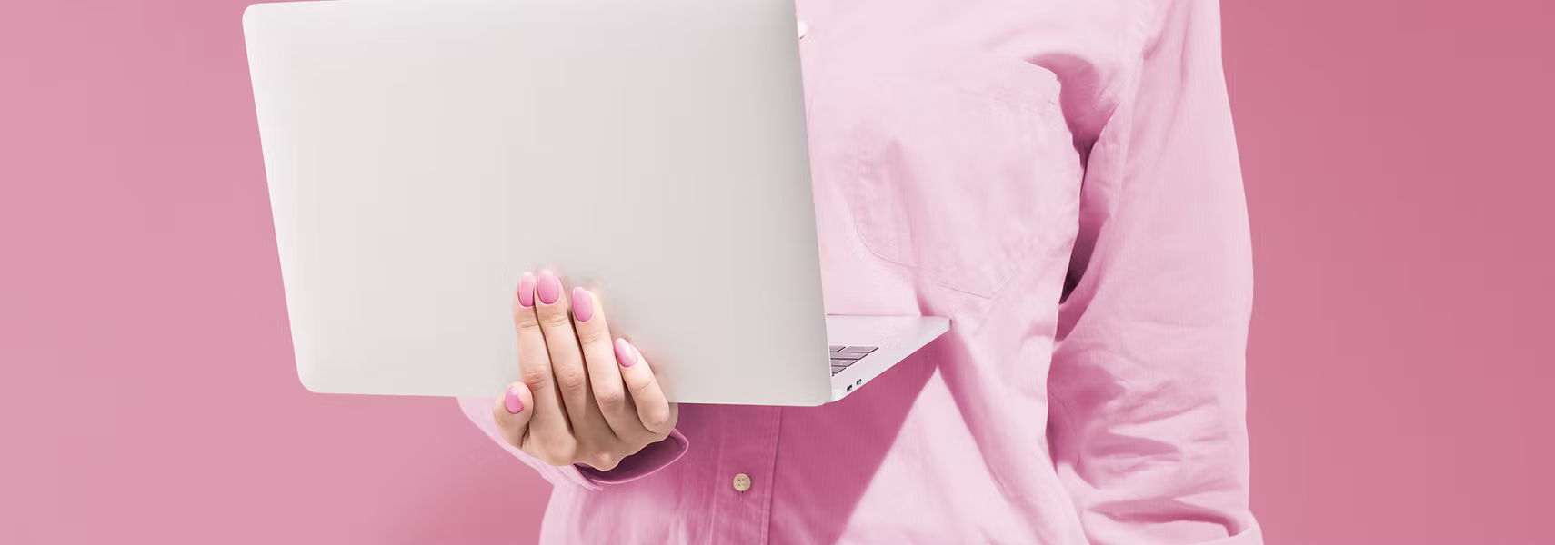 Computador portátil sobre mesa — Servicios de consultoría digital en Chile y LATAM