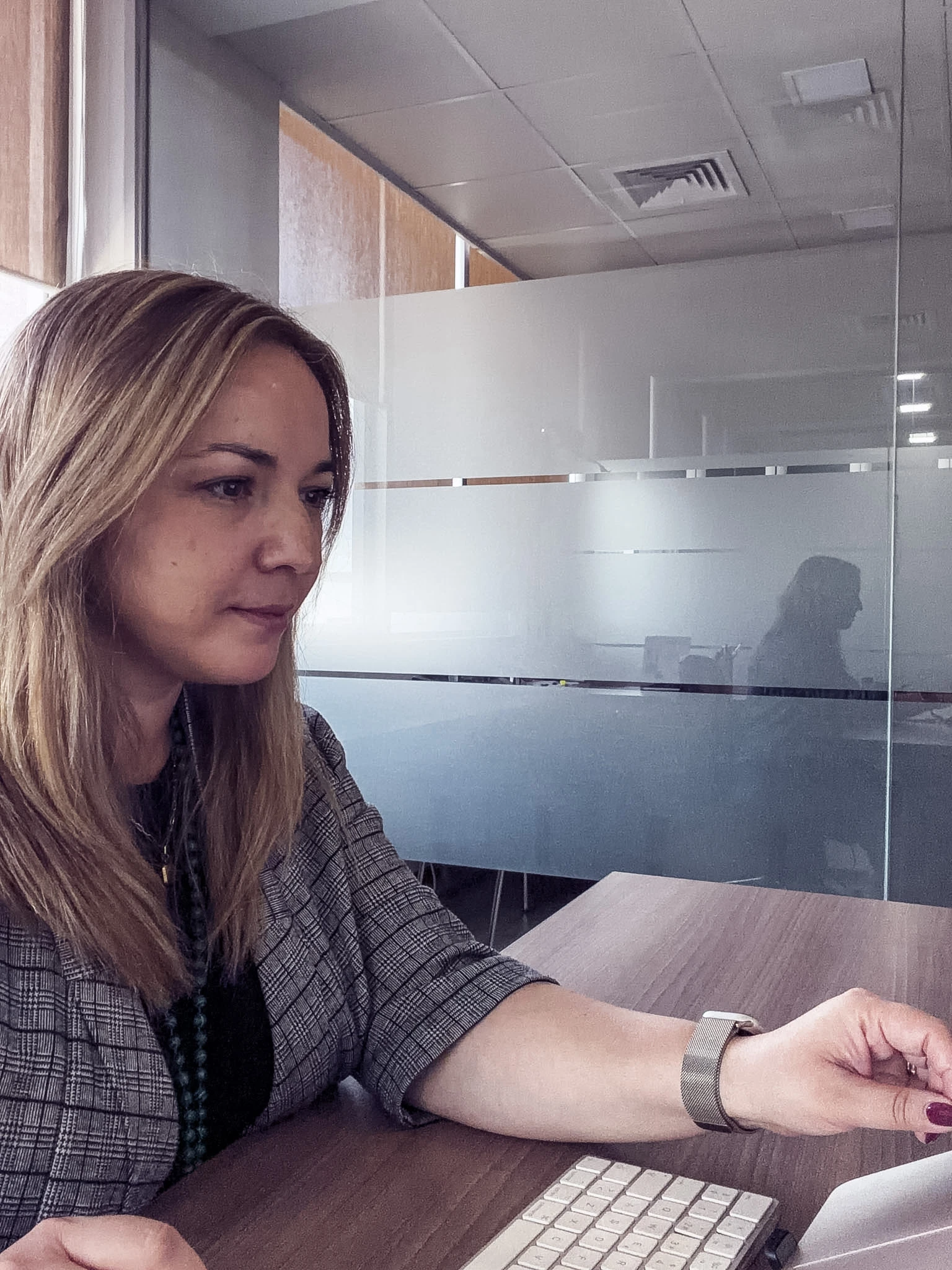 Daniela Chávez trabajando