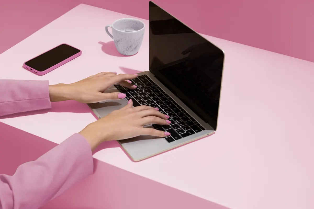 Laptop sobre mesa rosa — Consultora DigitalBlend en Chile y LATAM